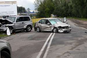 Zderzenie hondy z daewoo.
Ranne dwie osoby.