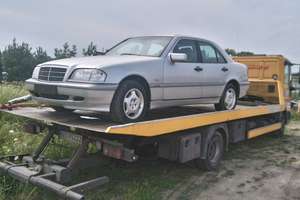 Mercedes bez tablic rejestracyjnych usunięty z centrum Olsztyna