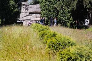 Zapomniany cmentarz żołnierzy radzieckich w Olsztynie zarasta 