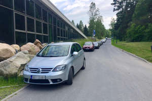 Blokują ruch na ulicy nad jeziorem Ukiel w Olsztynie, a parking stoi pusty [ZDJĘCIA]