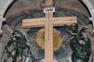 Konserwatorzy odnawiają ołtarz główny w kościele w Bisztynku
