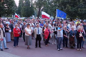 Manifestacja przed elbląskim sądem. 