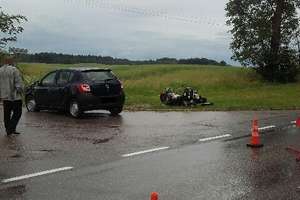 Olecko: Dwie osoby ranne w wyniku zderzenia motocykla z samochodem osobowym