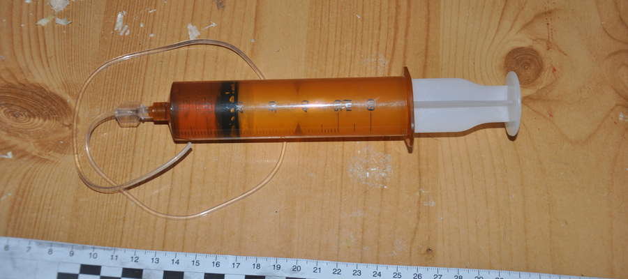 Policjanci znaleźli dwie strzykawki z nieznaną substancją 