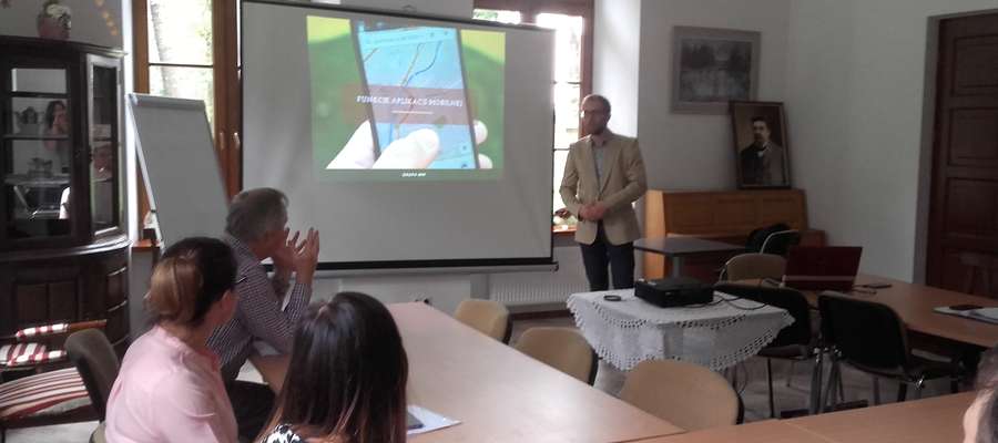 W Chojnowie specjalista ds. aplikacji mobilnych przedstawiał gościom projekt turystycznej aplikacji mobilnej "Panorama Pn. Mazowsza"