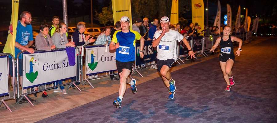 Radość i entuzjazm — to najważniejsze, co nam daje bieganie. Kolejni uczestnicy Night Run Susz 2017 wbiegają na metę