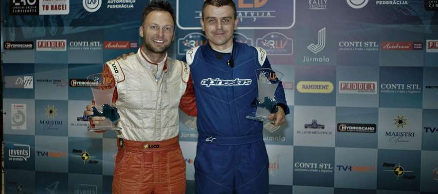 Adam Binięda (z lewej) i Sebastian Chrzanowski już po Rajdzie Łotwy