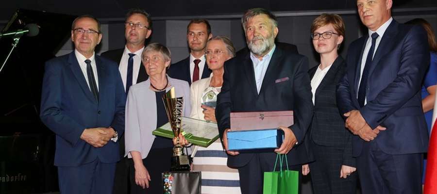 Eugeniusz Faryj (trzeci od prawej) na gali XVII edycji ogólnopolskiego konkursu "Sposób na Sukces"