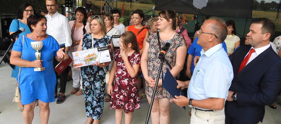 Przedstawicielki KGW z Rywałdzika odbierają nagrodę za konkurs kulinarny