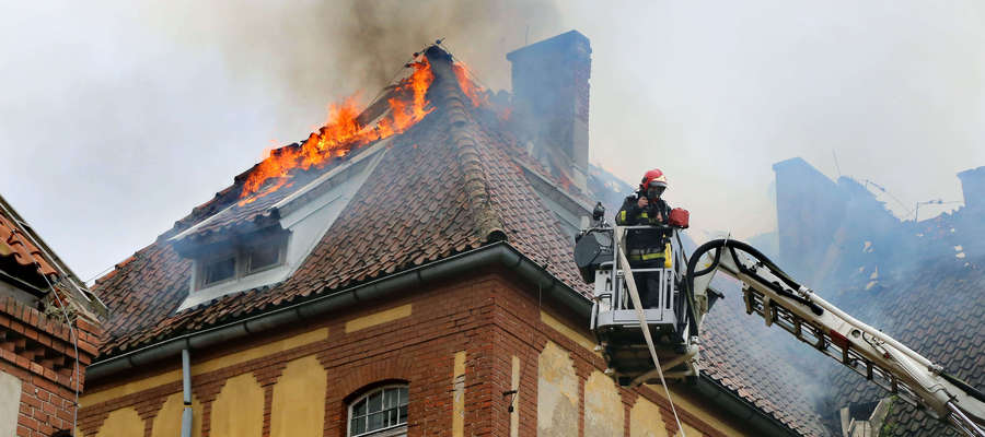 W budynku po dawnej jednostce wojskowej przy ul. Szewczenki z ogniem walczyło aż 17 zastępów straży pożarnej