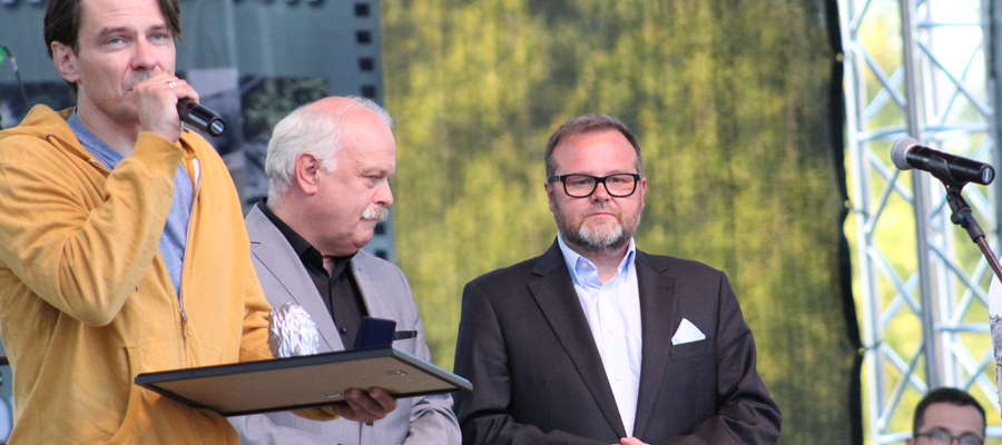 Jacek Adamski podczas Gali Piosenki i Muzyki Filmowej w towarzystwie burmistrza Krzysztofa Hećmana i aktora Marcina Kwaśnego.