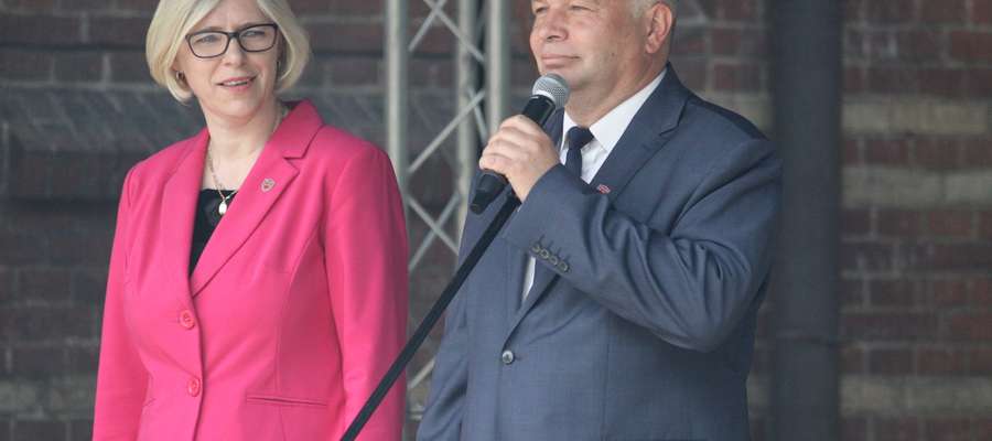 Dyrektor LO Anna Jurgilewicz i wicedyrektor Jarosław Klimko podczas obchodów 70-lecia szkoły