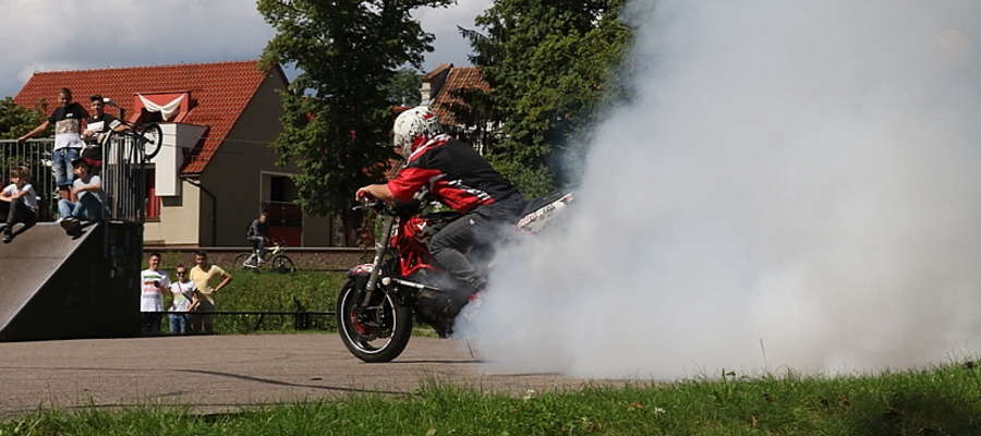 Pokaz akrobacji na motocyklu