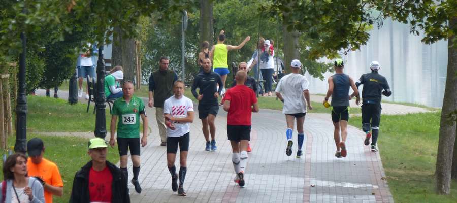 Rozgrzewka biegaczy, tu akurat przed Iławskim Półmaratonem 2016