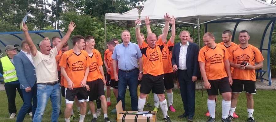 Piłkarze i działacze klubu z Frednowych cieszą się ze zdobycia Pucharu Wójta Gminy Iława