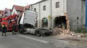 Zderzenie ciężarówki z osobówką w centrum miasta: zburzony budynek i wyciek 1200 l. oleju napędowego