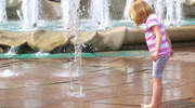 Pozwalasz dziecku kąpać się w miejskiej fontannie? TO BŁĄD!