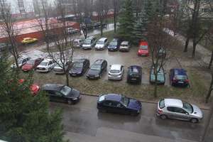 Pod blokami na osiedlach w Olsztynie nie ma gdzie parkować? [SONDA i FILM]