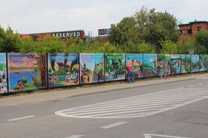 Tablice z kolorową historią miasta zawisły na płocie przy ul. Kościuszki