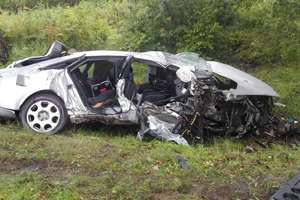 Audi uderzyło w drzew. Kierowca w szpitalu