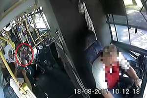 Gwałtowne hamowanie autobusu na Mickiewicza. Szukają poszkodowanej kobiety [film]