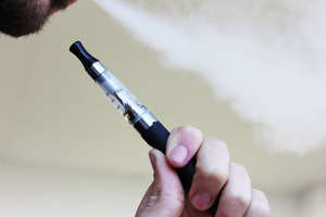 Nadciąga koniec taniego palenia e-papierosów