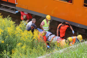 18-latek wpadł pod pociąg w Olsztynie. Trwa walka o jego życie [ZDJĘCIA]