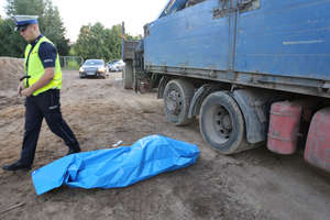 Mężczyzna chciał naprawić ciężarówkę na ulicy Bartąskiej w Olsztynie. Zginął przygnieciony jej ciężarem [ZDJĘCIA]
