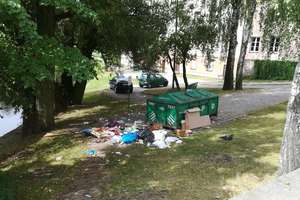Bałagan przy kontenerze na śmieci w Olecku