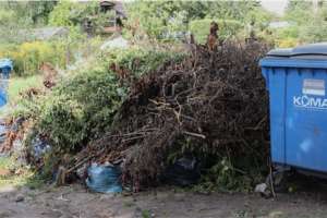 Rośnie góra śmieci na rodzinnych ogrodach