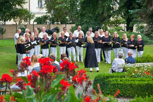 Collegium Baccalarum zaśpiewało w ogrodach ambasady