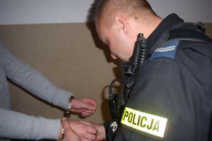 Policjanci zatrzymali poszukiwanego listem gończym. Zanim pojechał do aresztu usłyszał pięć zarzutów