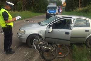 Wypadek na trasie Bałamutowa – Woszczele. Poważnie ranny rowerzysta trafił do szpitala 