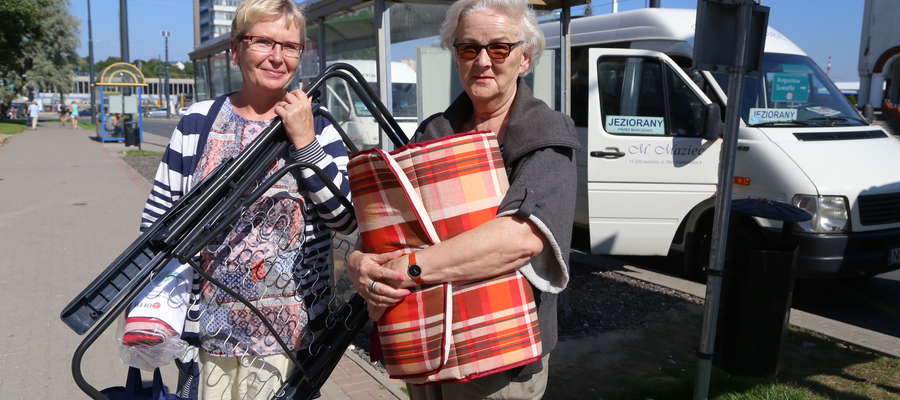 Barbara Mackiewicz i Agata Marczewska chciały wczoraj jechać na działkę, ale kierowca okejki powiedział, że nie zatrzymuje się tam. Zostały na przystanku z krzesełkami, kocami i pakunkami