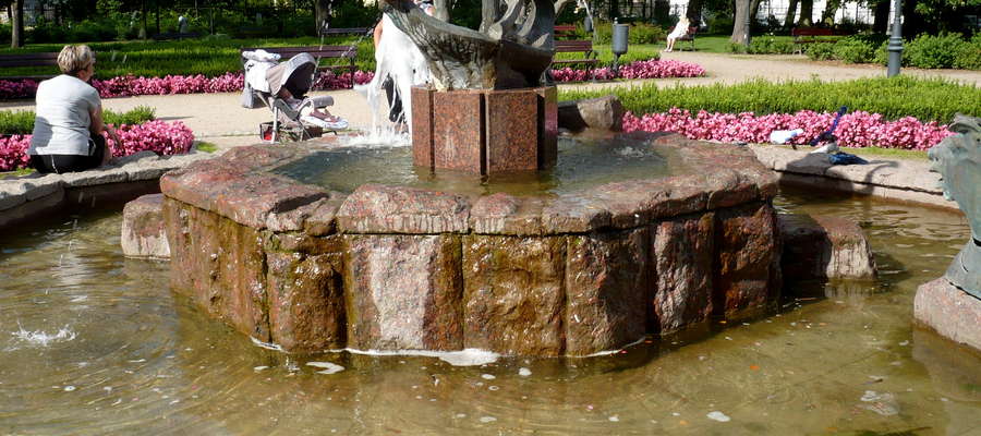 Parkowa fontanna nie powinna pełnić roli basenu 