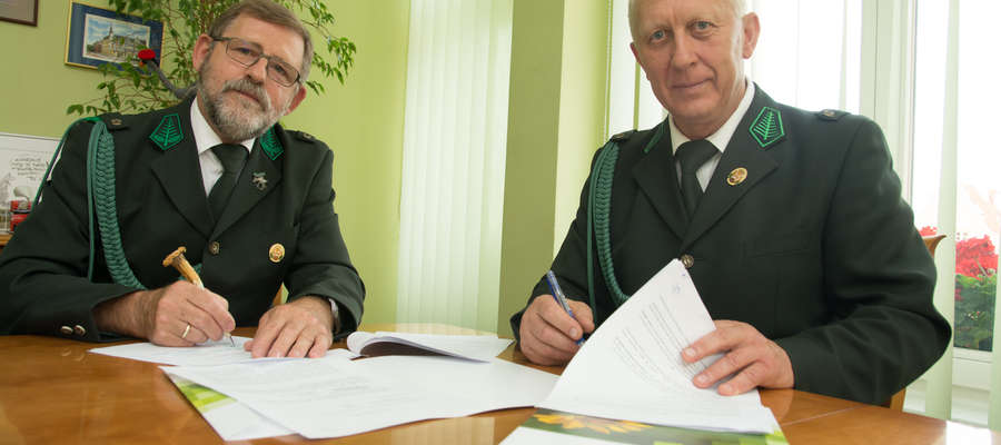 Od lewej: Kazimierz Raczyński i Jerzy Anikiej — myśliwi z KŁ „Ryś” Ełk w środę 23 sierpnia podpisali m.in. umowę dofinansowania modernizacji „Stanicy Myśliwskiej”