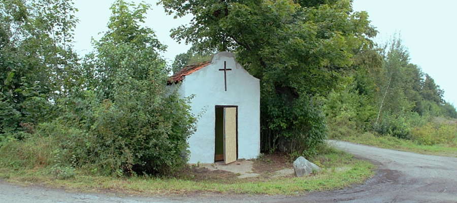 Kapliczka przy drodze Monetki - Kozin (powiat giżycki)