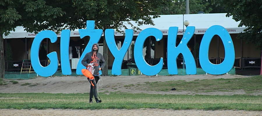 Adam Jerzykowski na plaży miejskiej przed startem wpław do Mikołajek