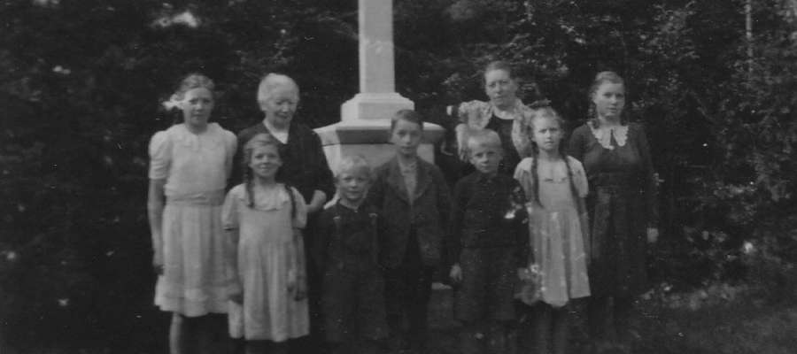 Meland/Nielęgowo około 1940 roku. Rodzina Fritza W. Nelsona. W styczniu 1945 r. mężczyzna opuścił swoje dobra i udało się do Szwecji
