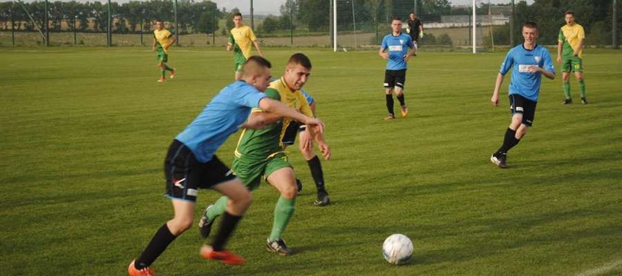 Piłkarze Wilczka Wilkowo (żółto-zielone barwy) kończyli mecz z Mazurem Pisz w dziewięciu.