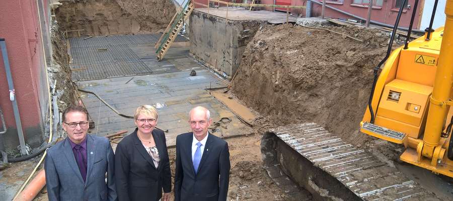 Od lewej Levent Ferah, dyrektor techniczny huty, prezes Heinz Glas Działdowo Ella Gruenefeld i dr Zbigniew Nowak, dyrektor finansowy Grupy Heinz w Polsce na tle inwestycji 