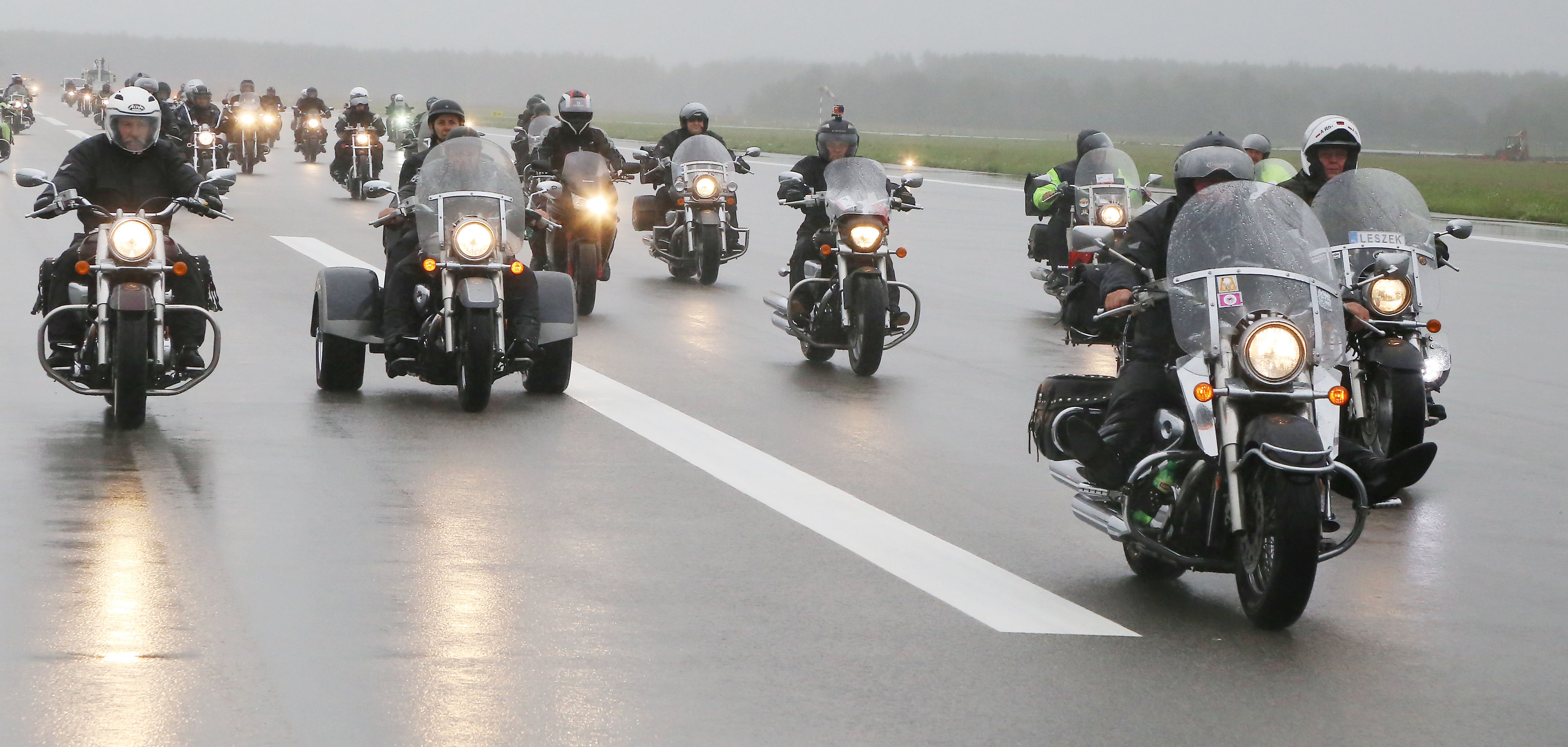 Motocykliści spotkali się na płycie lotniska w Szymanach [ZDJĘCIA, FILM]