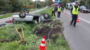 Wypadek na Fromborskiej. Pijany kierowca wypadł z drogi, ściął latarnię i dachował [zdjęcia]