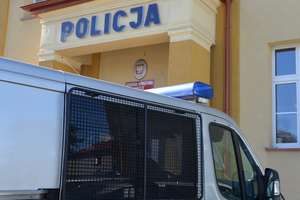 Pijany 21-latek skakał po samochodzie na stacji paliw w centrum Mławy 