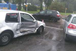 Wypadek na skrzyżowaniu w Olsztynie. Dwie osoby poszkodowane