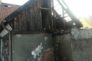 Palił się dom przy Kochanowskiego. Policjanci i sąsiedzi uratowali życie mieszkańców