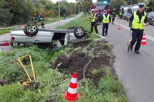 Wypadek na Fromborskiej. Pijany kierowca wypadł z drogi, ściął latarnię i dachował [zdjęcia]