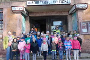 Dzieci z Kubusia Puchatka zwiedzają Muzeum Tradycji Kolejowej