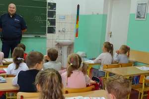 Bezpieczna droga do szkoły. Spotkania policjantów z dziećmi