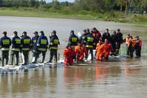 Rzeka Wąska wciąż groźna. Strażacy walczą z żywiołem w Rzecznej [zdjęcia]